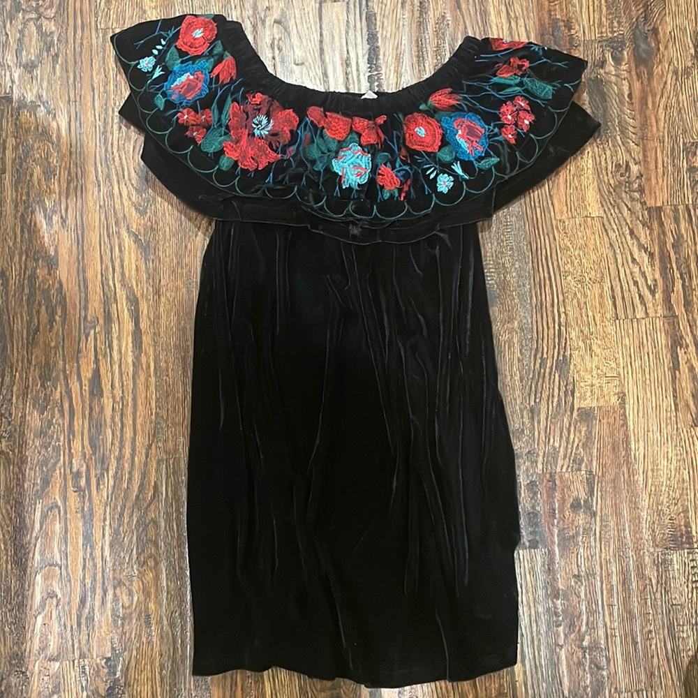 Black velvet dress with embroidery size M